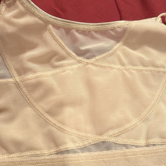 Playtex 36D 18 Hour Front Closure Bra - 6 Hook, Extra Back Support & Side Seams - Picture 7 of 8